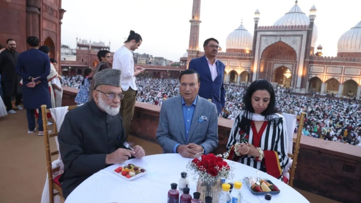 भारत के टीवी के अध्यक्ष रजत शर्मा और एमडी रितू धवन में भाग लिया इफ्तार ने जामा मस्जिद की शाही इमाम की मेजबानी की