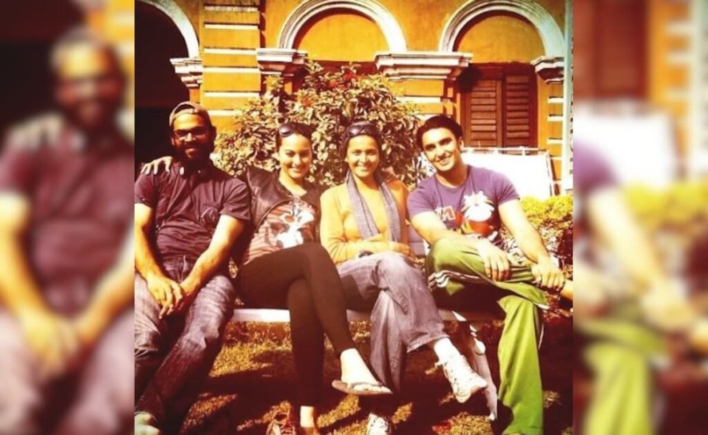 लुटेरा: सोनाक्षी सिन्हा ने बीटीएस पिक्स को सिनेमाघरों में फिल्म के रूप में फिर से जारी किया। बोनस – रणवीर सिंह लुटेरा: सोनाक्षी सिन्हा ने बीटीएस पिक्स को सिनेमाघरों में फिल्म के रूप में फिर से जारी किया। बोनस - रणवीर सिंह