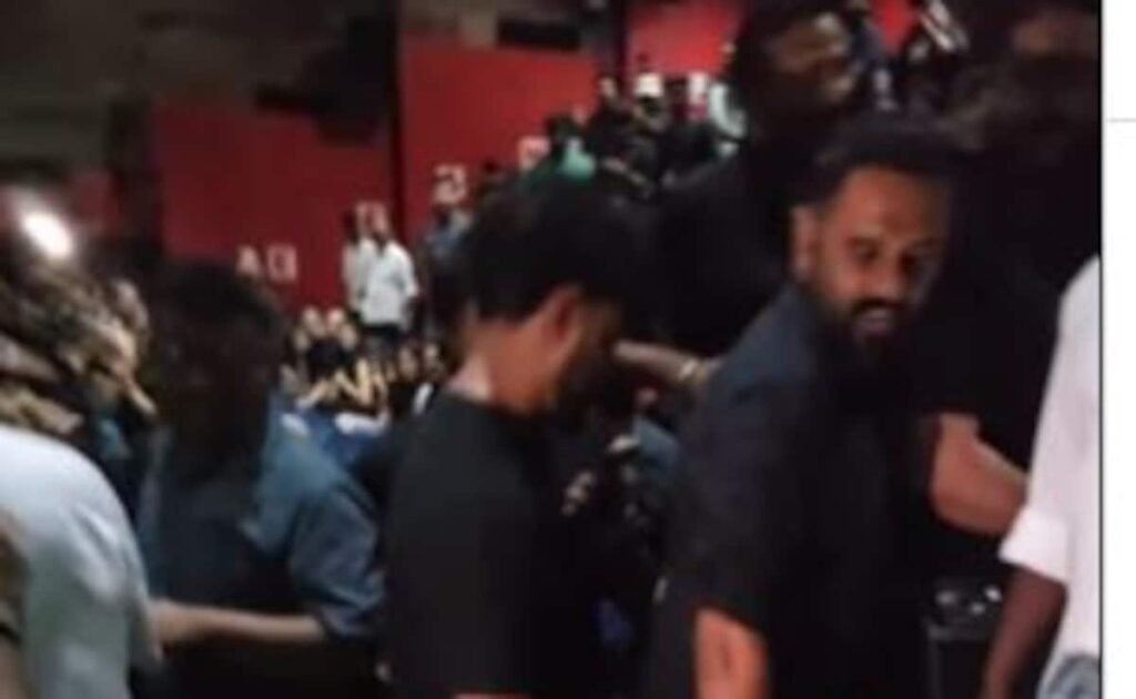 वॉच: मोहनलाल ने पृथ्वीराज सुकुमारन की मां को चुंबन दिया L2 EMPURAN'S स्क्रीनिंग