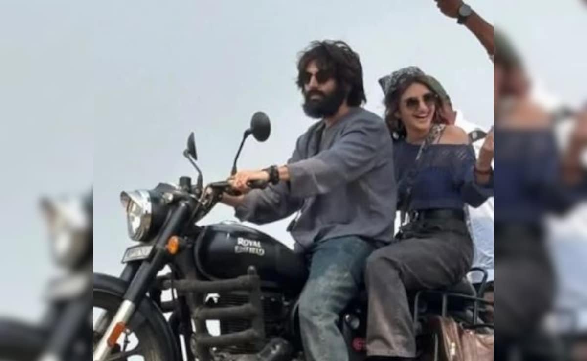 स्पॉटेड: कार्तिक आर्यन, एक घायल हाथ के साथ, अनुराग बसु की फिल्म के लिए सेरेला के साथ शूटिंग करता है