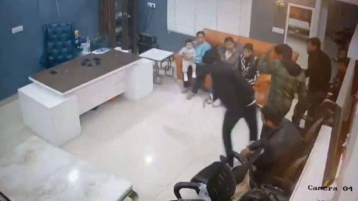 स्व-स्टाइल 'येशु येशु' पादरी बजिंदर सिंह ने देखा कि महिला, आदमी को चौंकाने वाला सीसीटीवी फुटेज
