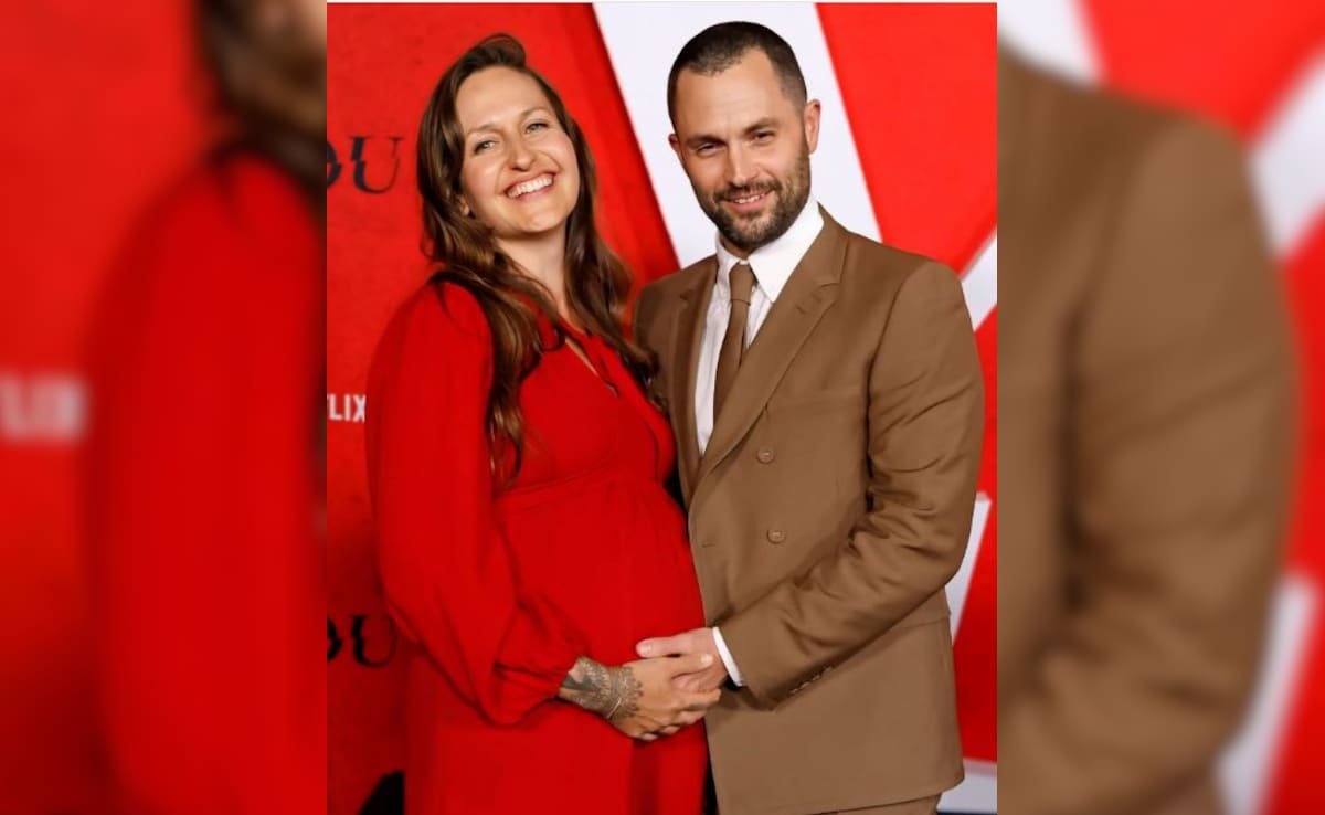 आप सीजन 5: पेन बैडगले गर्भवती पत्नी के साथ विशेष स्क्रीनिंग में भाग लेते हैं