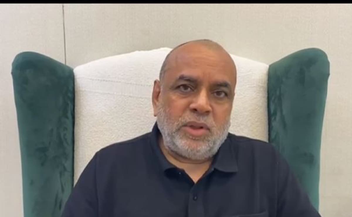 परेश रावल ने खुलासा किया कि उसने घुटने की चोट से उबरने के लिए अपना मूत्र पिया: "इसे बीयर की तरह बोया"