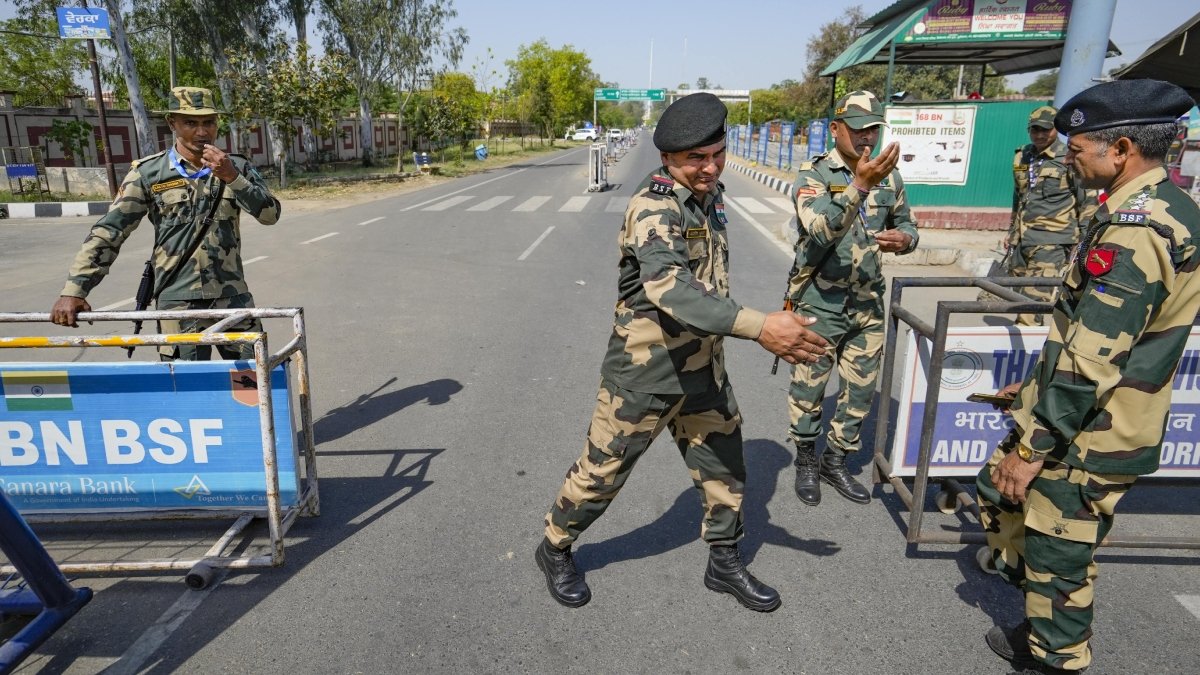 पाहलगाम अटैक: सरकार ने पाकिस्तानी नागरिकों के लिए सभी वीजा सेवाओं को निलंबित कर दिया, उन्हें 27 अप्रैल तक भारत छोड़ने के लिए कहा