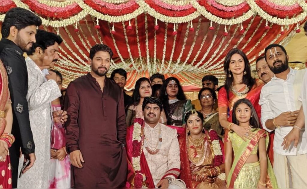 पिक्स में: अल्लू अर्जुन पत्नी स्नेहा रेड्डी और बेटी अल्लू अरहा के साथ चचेरे भाई के वेडिंग फेस्टिवल में भाग लेते हैं पिक्स में: अल्लू अर्जुन पत्नी स्नेहा रेड्डी और बेटी अल्लू अरहा के साथ चचेरे भाई के वेडिंग फेस्टिवल में भाग लेते हैं