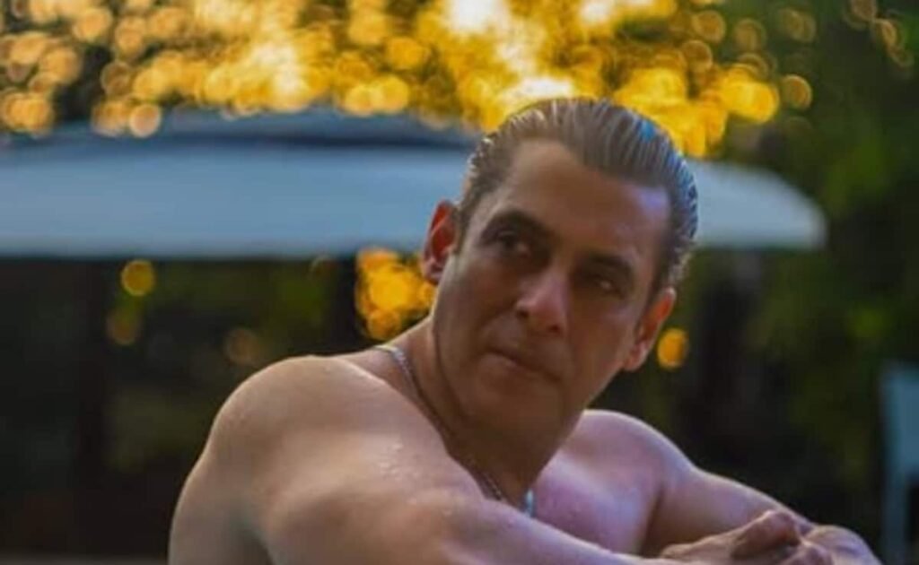 बाद अंदाज़ अपना अपना पुन: रिलीज़, सलमान खान खेल की मांसपेशियों में स्विमिंग पूल पिक्स: “ईलोजी सनम हम आ गे” बाद अंदाज़ अपना अपना पुन: रिलीज़, सलमान खान खेल की मांसपेशियों में स्विमिंग पूल पिक्स: "ईलोजी सनम हम आ गे"