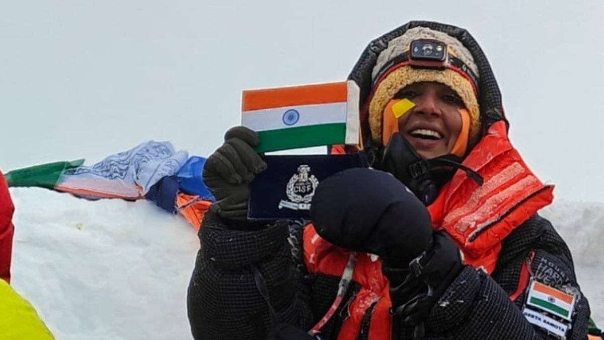 CISF'S GEETA SAMOTA माउंट एवरेस्ट पर चढ़ने के लिए बल से पहला अधिकारी बन गया चित्र