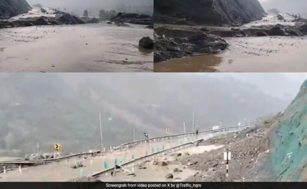 J & K में भारी बारिश भूस्खलन, फ्लैश बाढ़, ट्रैफ़िक अवरुद्ध है J & K में भारी बारिश भूस्खलन, फ्लैश बाढ़, ट्रैफ़िक अवरुद्ध है