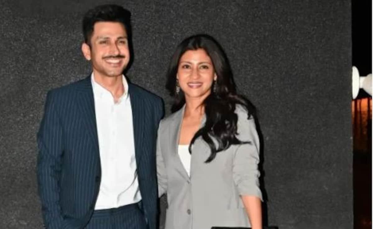 अफवाहों के साथ डेटिंग के बीच, कोंकोना सेन शर्मा और अमोल पराशर ने पहली बार सार्वजनिक रूप से उपस्थिति दर्ज कराई