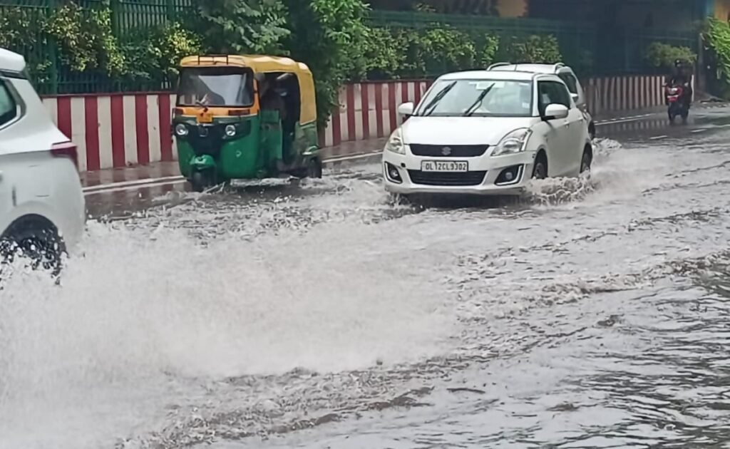 आज बिना बारिश के घंटों के बाद दिल्ली एक ठहराव में कैसे आया