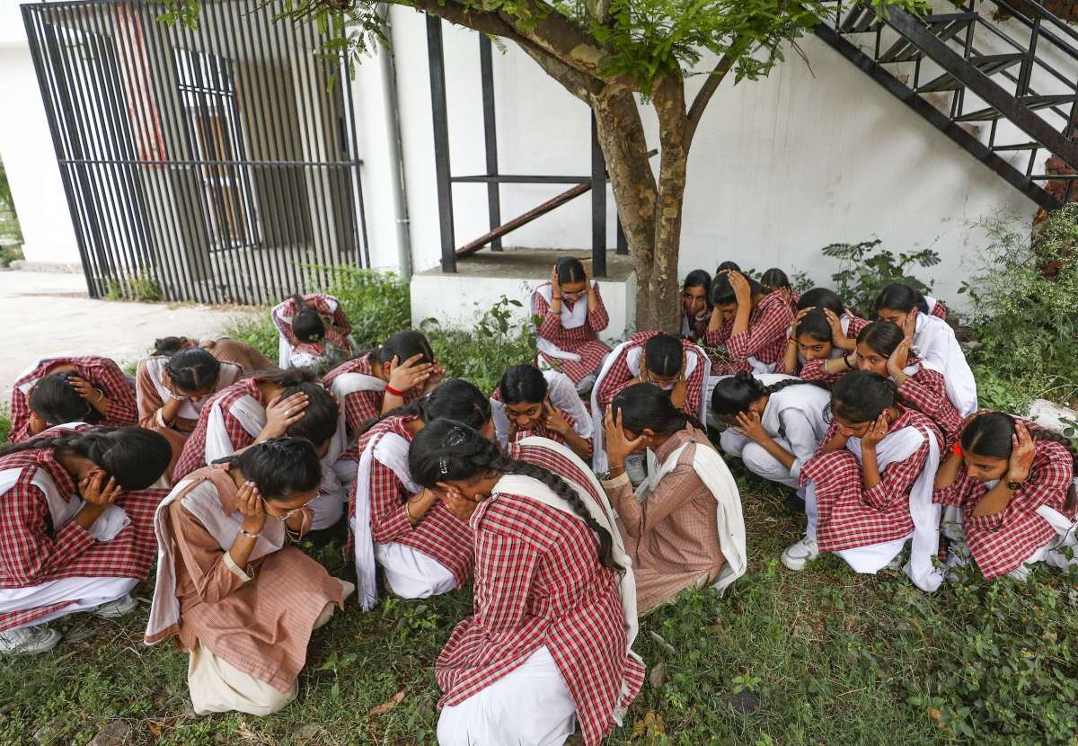 आज भारत में मॉक ड्रिल्स: क्या स्कूल, कॉलेज, बैंक, सार्वजनिक परिवहन प्रभावित होगा?