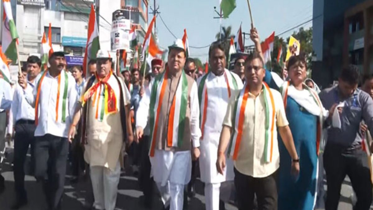 उत्तराखंड सीएम धामी ने देहरादुन में तिरंगा यात्रा से दूर झंडे कहा, ऑपरेशन सिंदूर ने पाक सेना को अपने घुटनों पर लाया