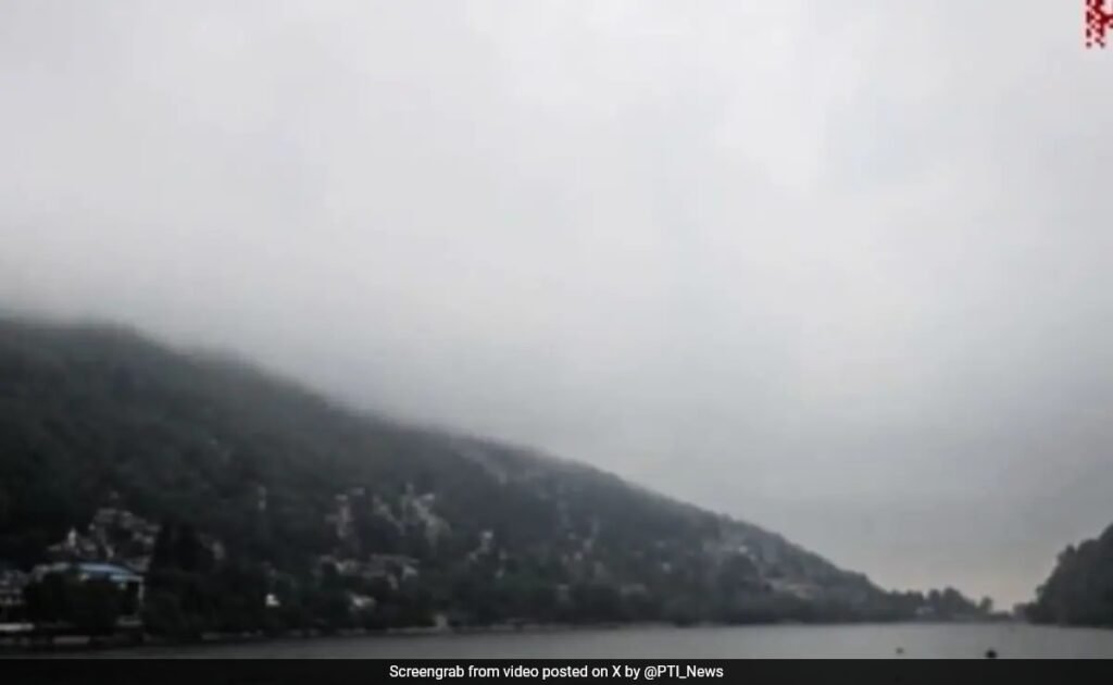 नैनीटल में अचानक बारिश से तापमान गिरता है, पर्यटक घर के अंदर रहते हैं