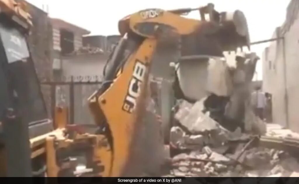 पंजाब पुलिस अमृतसर में 2 ड्रग तस्करों की अवैध गुणों को ध्वस्त करती है