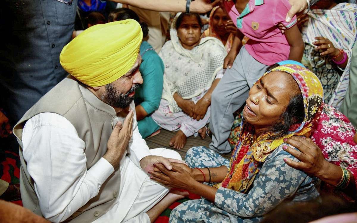 पंजाब हूच त्रासदी: डेथ टोल 21 तक बढ़ जाता है, 10 गिरफ्तार, माजिथा डीएसपी और एसएचओ के बीच किंगपिन निलंबित
