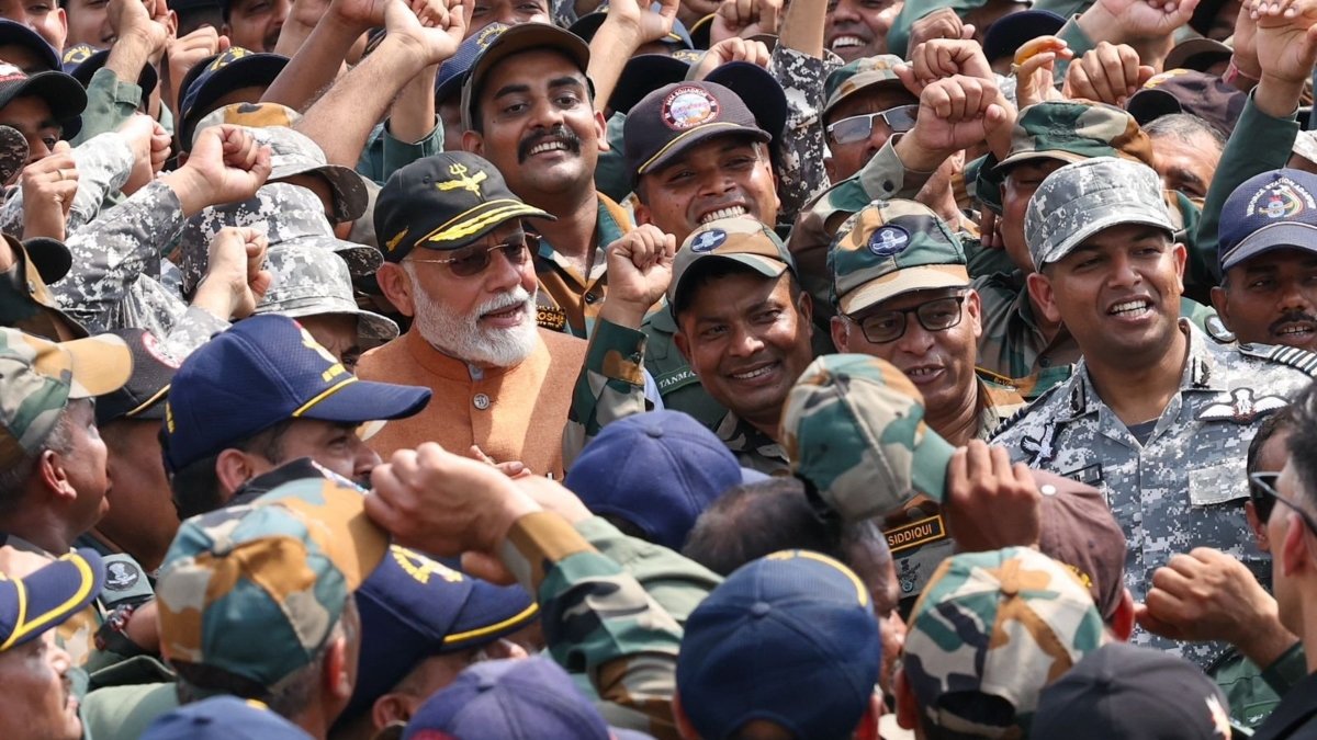 पीएम मोदी पंजाब में अदमपुर एयर बेस का दौरा करते हैं, जोवंस के साथ बातचीत को एक बहुत ही विशेष अनुभव 'कहते हैं वीडियो