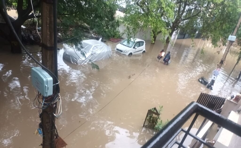 बेंगलुरु में भारी बारिश के बाद वाटरलॉगिंग, एमएलए बुलडोजर पर प्रभावित क्षेत्र का दौरा करता है