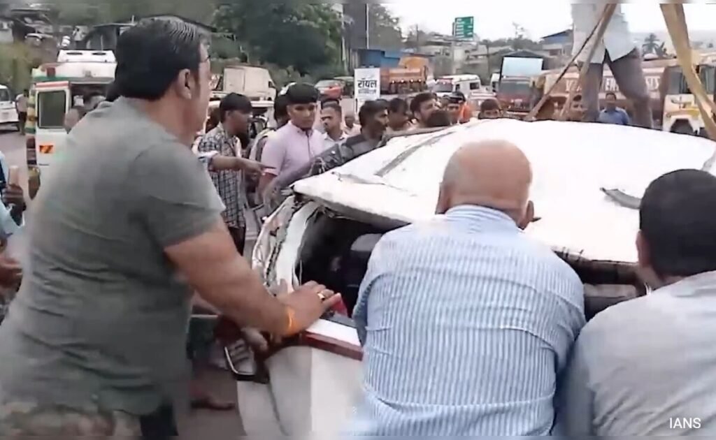 महाराष्ट्र में मुंबई-गोआ राजमार्ग पर नदी में गिरने के बाद 5 मृत महाराष्ट्र में मुंबई-गोआ राजमार्ग पर नदी में गिरने के बाद 5 मृत