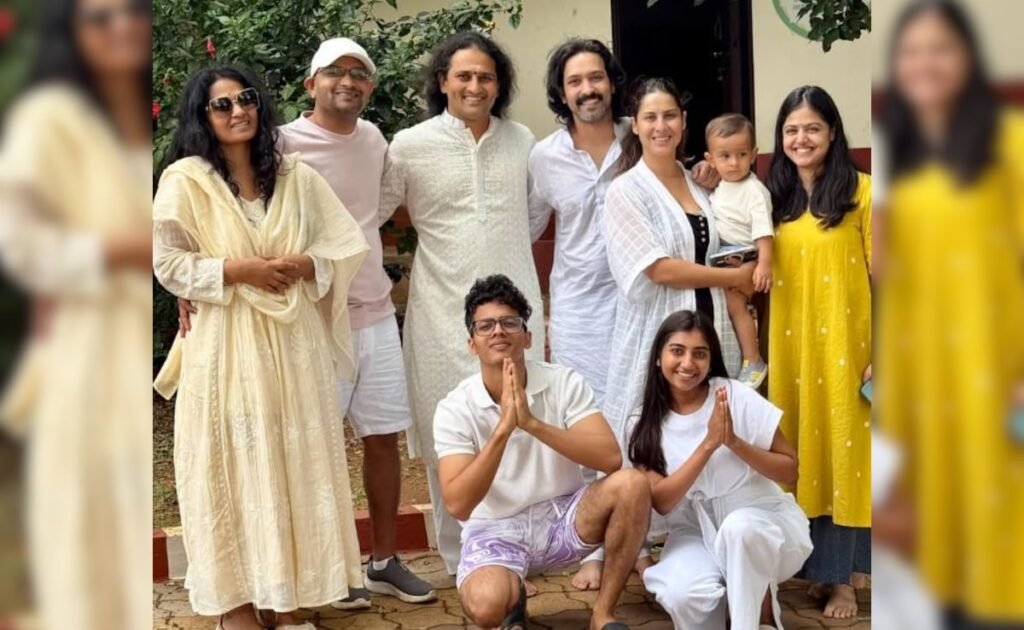 विक्रांत मैसी ने श्री श्री रवि शंकर की कला की कला का दौरा किया। बोनस – बेटे वरदान की झलक विक्रांत मैसी ने श्री श्री रवि शंकर की कला की कला का दौरा किया। बोनस - बेटे वरदान की झलक