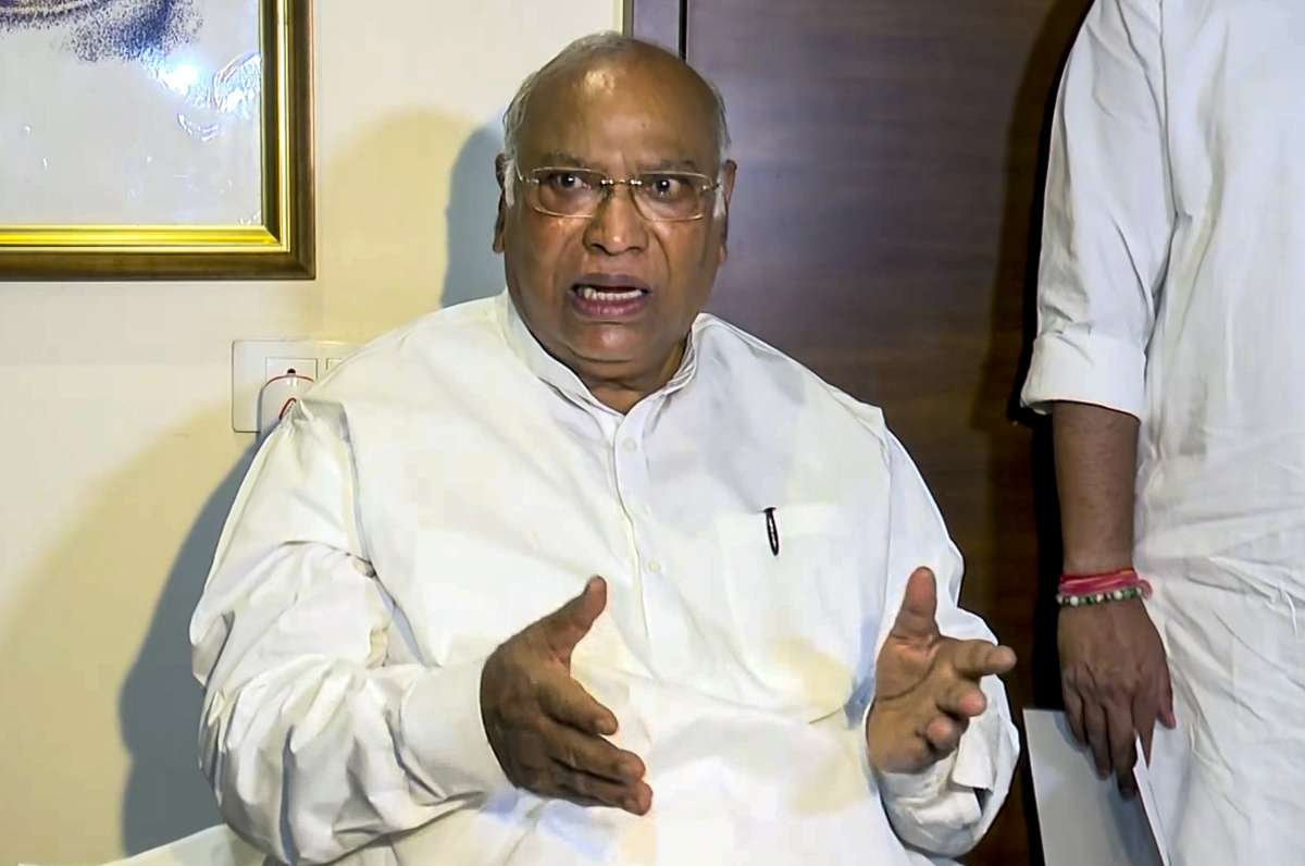 विपक्षी स्लैम सेंटर, सीडीएस के बाद विशेष संसद सत्र की मांग करता है