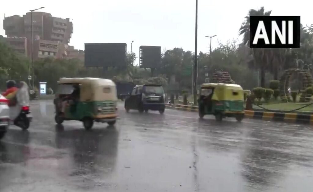 वीडियो: भारी बारिश, तेज हवाएं दिल्ली को गर्मी से राहत देती हैं