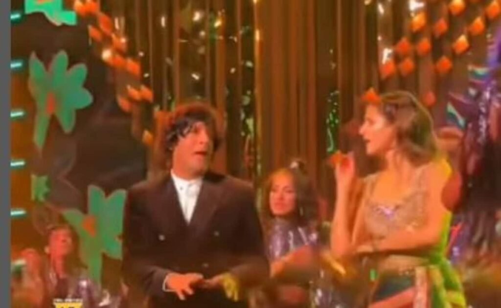 वॉच: अनन्या पांडे फादर चंकी पांडे के साथ नृत्य करती है मुख्य तेरा टोटा एक पुरस्कार शो में