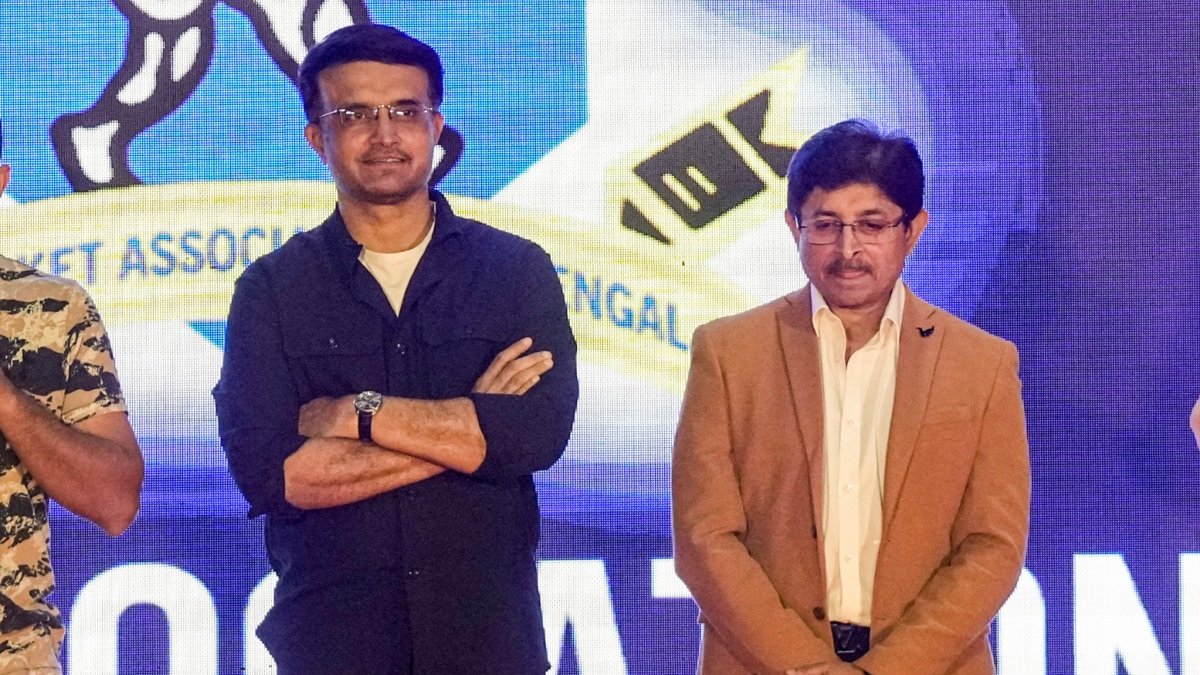 सौरव गांगुली के भाई के लिए संकीर्ण पलायन, ओडिशा में नाव के रूप में उसकी पत्नी | वीडियो
