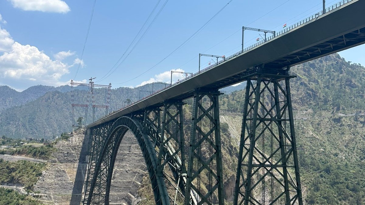 CHENAB रेलवे ब्रिज: कैसे भारतीय संस्थान और कंपनियां एक मार्वल बनाने के लिए एक साथ आए