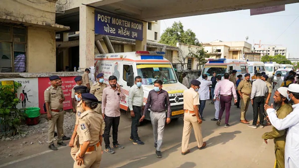 अहमदाबाद विमान दुर्घटना: डीएनए परीक्षणों द्वारा पहचाने गए 163 पीड़ित, 124 शव परिवारों को सौंपे गए
