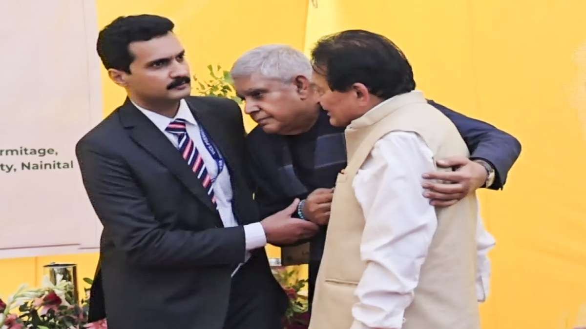 जगदीप धंखर, उपाध्यक्ष, न्यणिका में कुमाओन विश्वविद्यालय कार्यक्रम के दौरान बेहोशियाँ