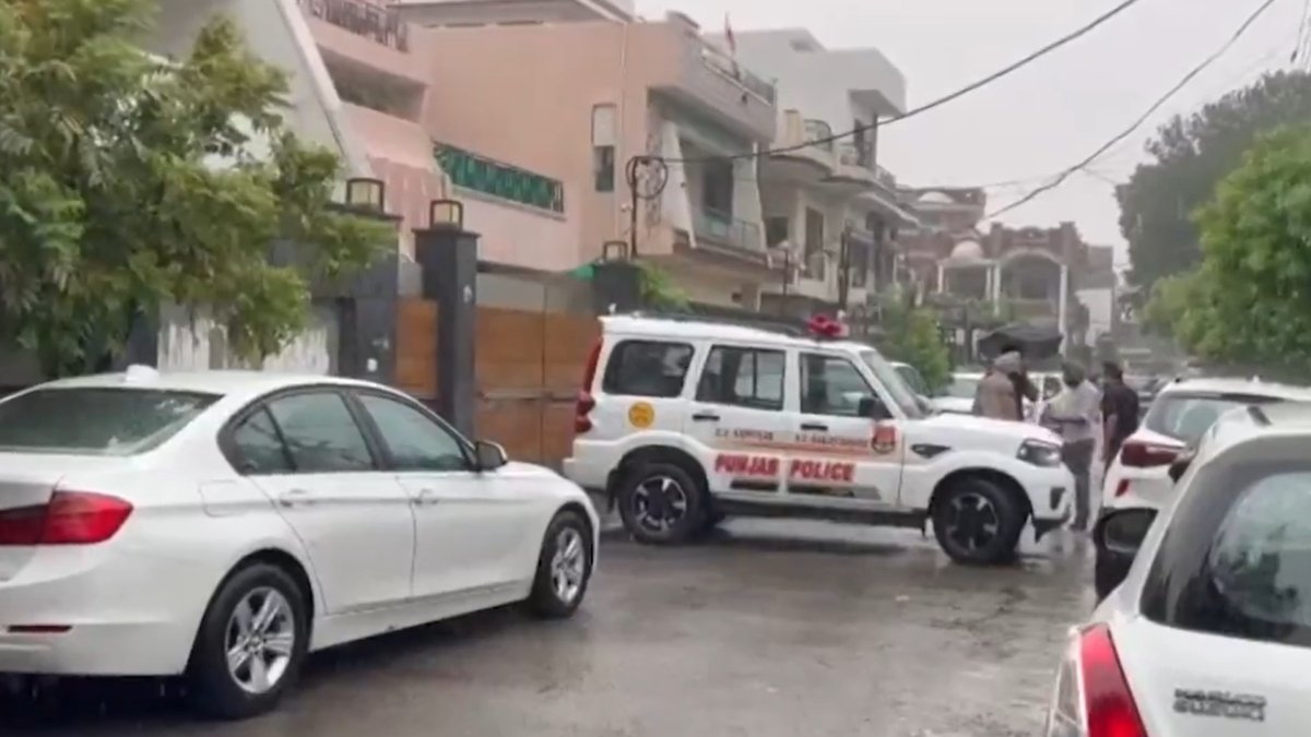 पंजाब: सतर्कता के अधिकारियों ने अमृतसर में उदास नेता बिक्रम सिंह मजीथिया के निवास पर छापा मारा