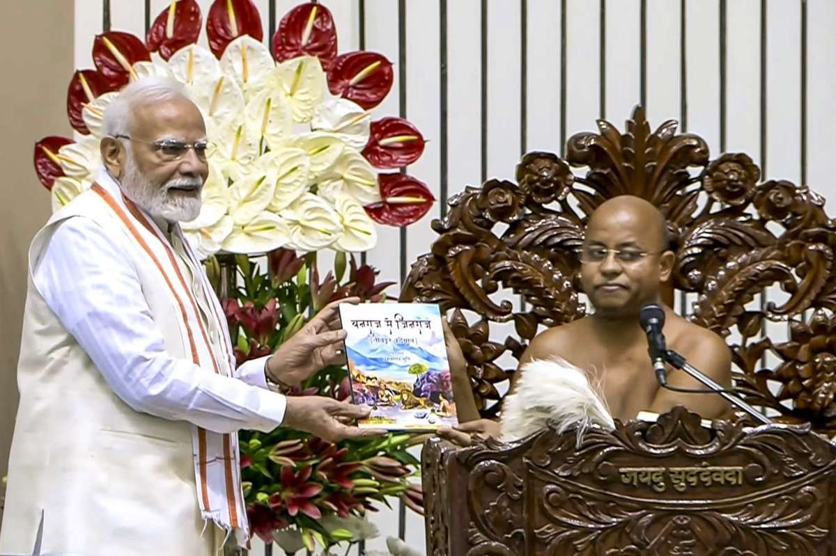 पीएम मोदी ने जैन आध्यात्मिक नेता द्वारा 'धर्म चक्रवर्ती' शीर्षक के साथ सम्मानित किया