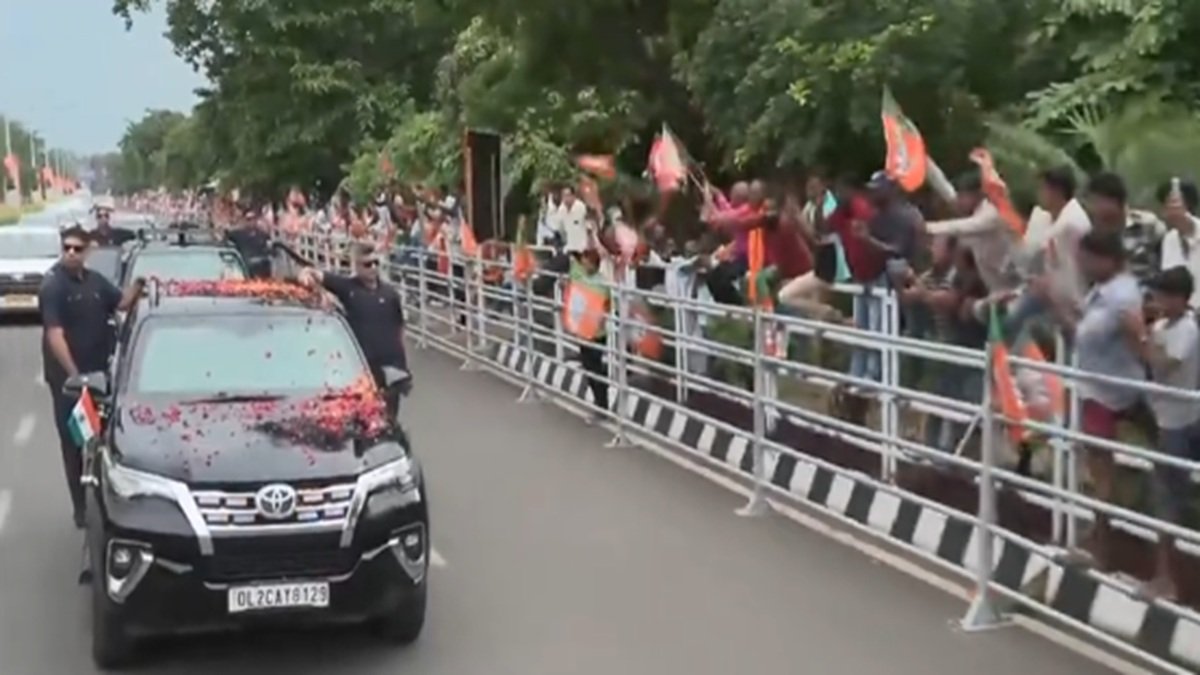 पीएम मोदी भुवनेश्वर में रोडशो रखते हैं, ओडिशा में 18,000 करोड़ रुपये से अधिक की परियोजनाओं का उद्घाटन करता है वीडियो देखें