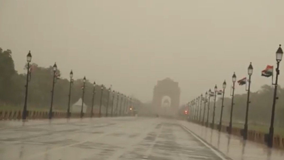 भारी बारिश लैशेस दिल्ली-एनसीआर, बड़े पैमाने पर धूल आंधी राष्ट्रीय राजधानी के कुछ हिस्सों को हिट करती है
