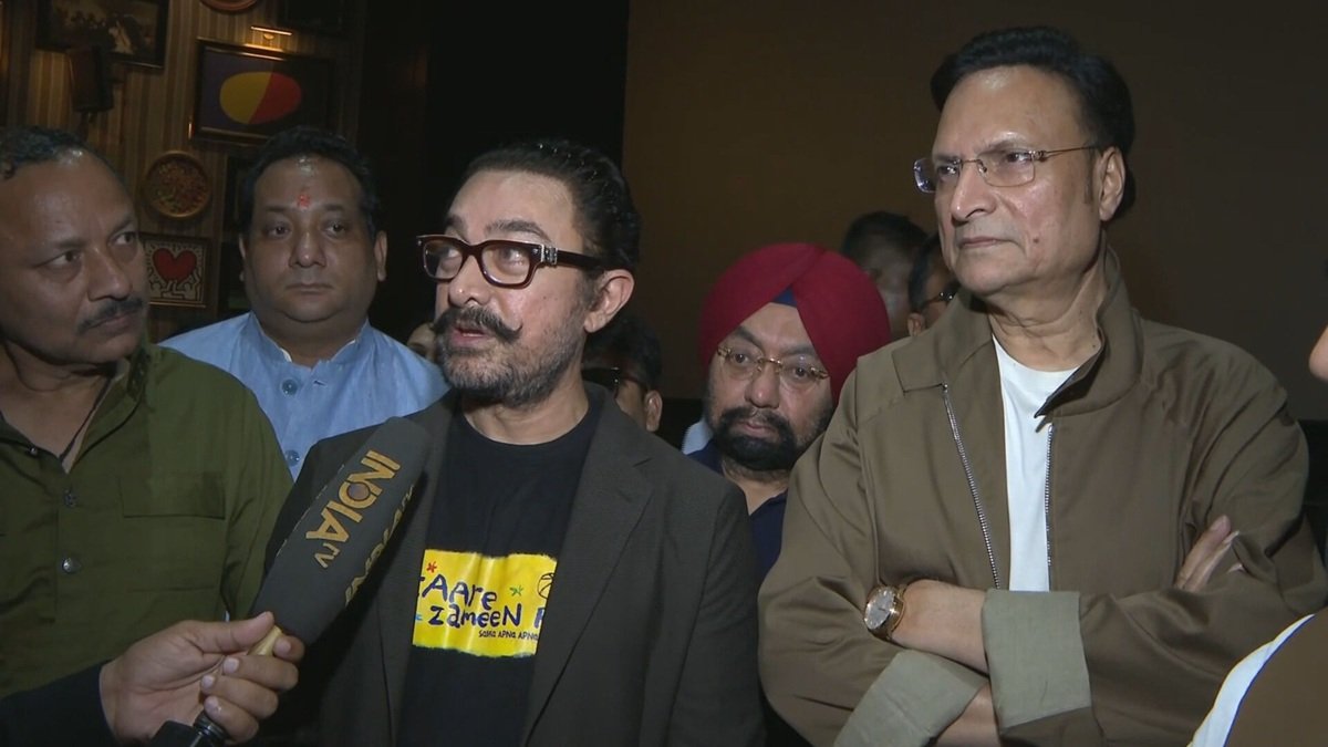रजत शर्मा दिल्ली में आमिर खान के साथ 'सीतारे ज़मीन पार' की विशेष स्क्रीनिंग में भाग लेती है वीडियो