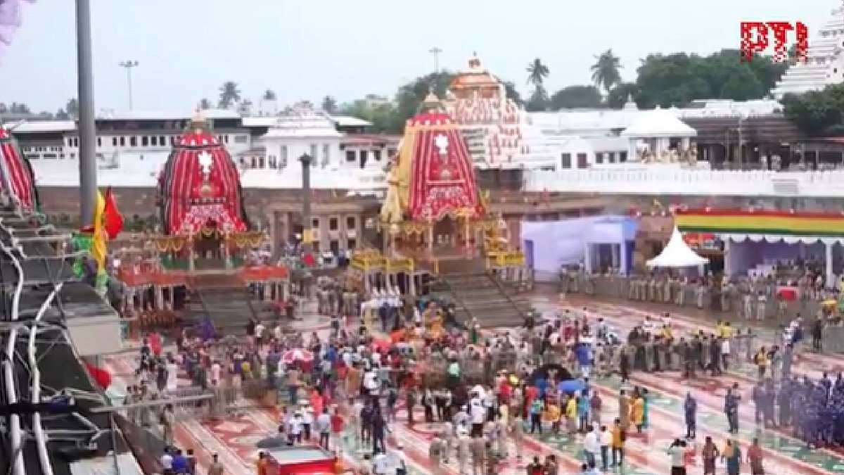 रथ यात्रा 2025 भक्तों के समुद्र के बीच पुरी में शुरू होती है, शीर्ष स्तरीय सुरक्षा और दिव्य उत्साह | वीडियो