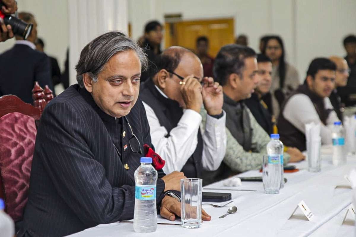 शशि थरूर कांग्रेस के साथ मतभेदों को स्वीकार करता है, कहते हैं कि 'समय आने पर उन्हें आंतरिक रूप से उठाएगा'