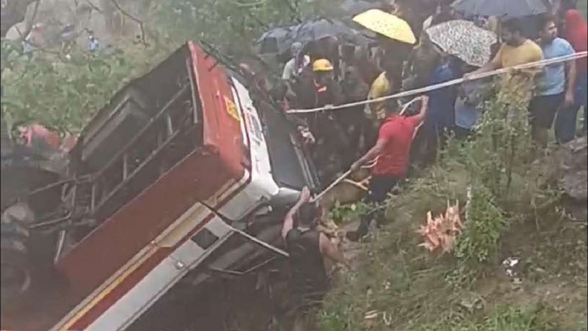 हिमाचल प्रदेश: 25 घायल, बस के बाद कुछ फंसे मंडी में कण्ठ में गिर गए, बचाव अभियान चल रहा है