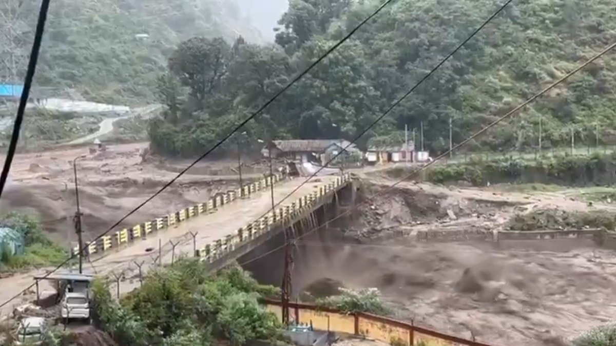 हिमाचल प्रदेश: कुल्लू में क्लाउडबर्स्ट ने जीवा नाला में फ्लैश फ्लैश की ओर जाता है, अलर्ट जारी किया गया | वीडियो