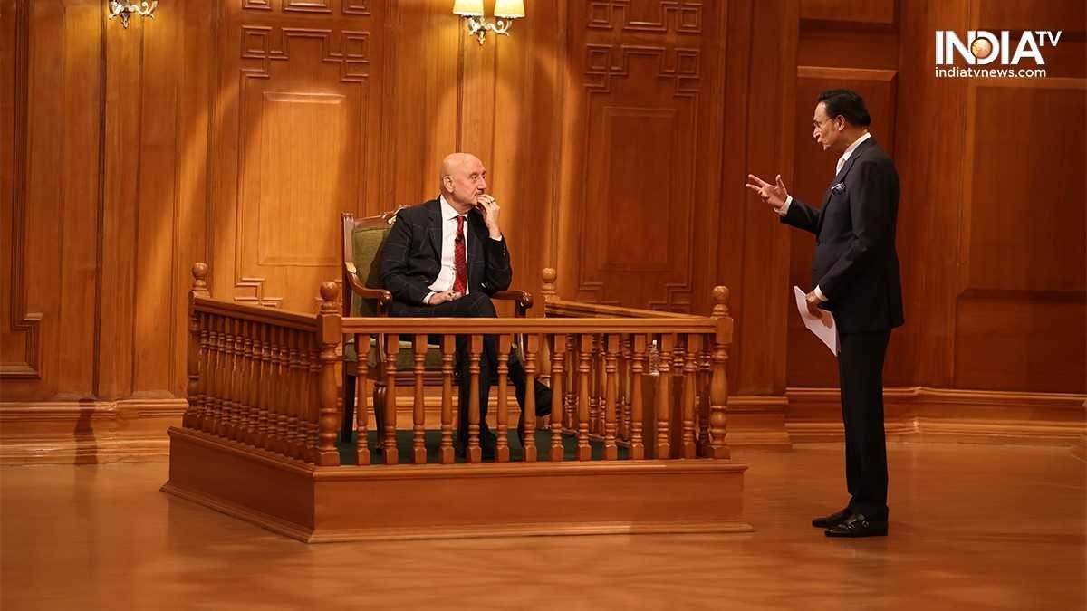 AAP KI ADALAT: Dilip Kumar के थप्पड़ चेतावनी से बिग B के एसी पाठ तक, अनुपम खेर को आइकन के साथ काम करना याद है