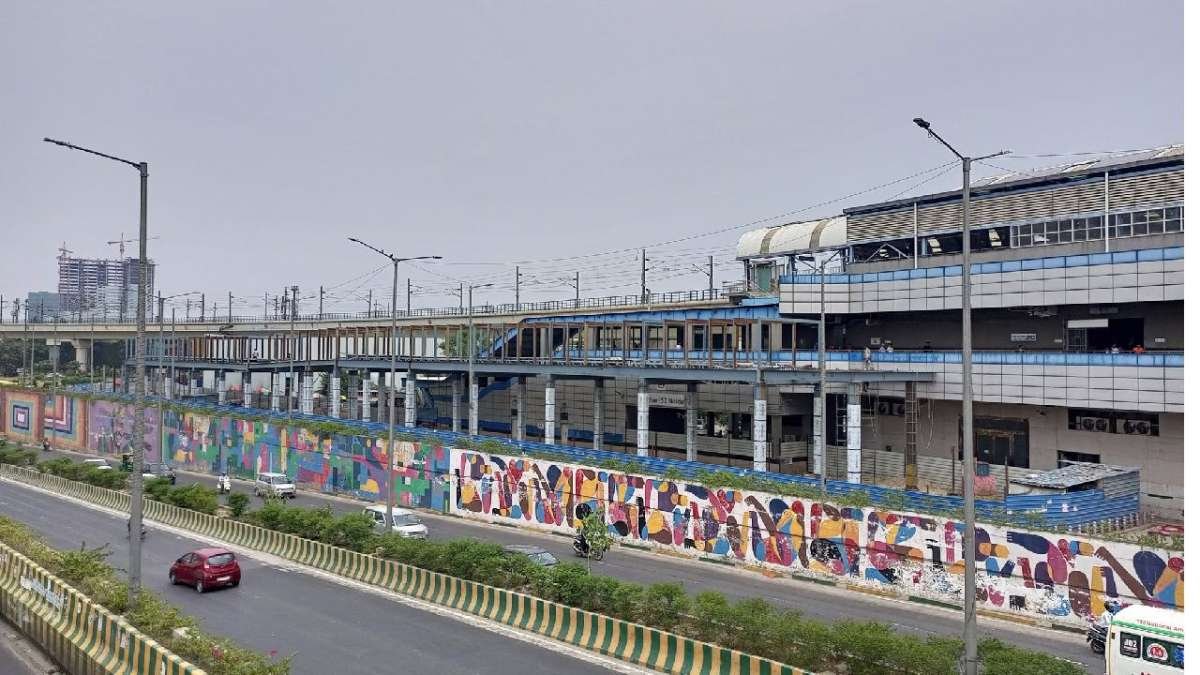 NOIDA: एक्वा लाइन के सेक्टर 51 और ब्लू लाइन के सेक्टर 52 के बीच मेट्रो स्काईवॉक को नई पूर्णता तिथि मिलती है