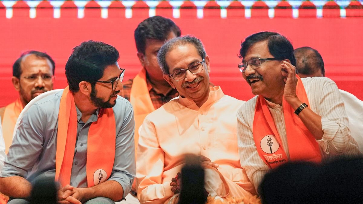 'अगर वे एक कमरे में थे तो क्या समस्या है': संजय राउत ने फदनवीस, आदित्य के बीच बैठक की रिपोर्टों का खंडन किया