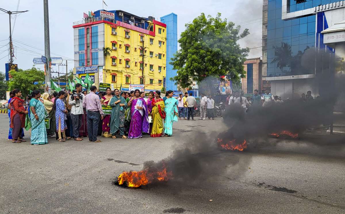 ओडिशा बांद्र टुडे: ट्रैफिक जाम कोलकाता-चेन्नई राजमार्ग, ट्रकों, घंटों के लिए फंसे बसों पर देखा गया