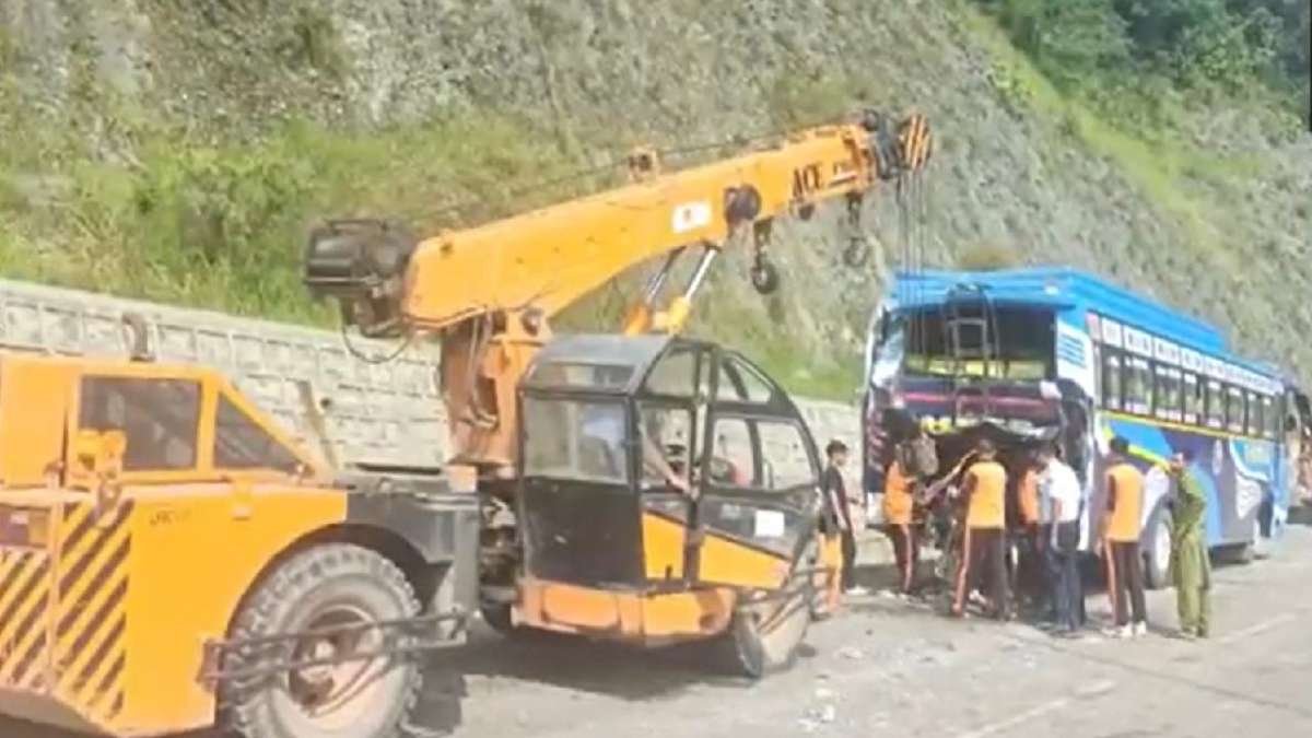जम्मू और कश्मीर के रामबान में काफिले के कई बसों के बाद 36 अमरनाथ यात्रा तीर्थयात्री घायल हो गए