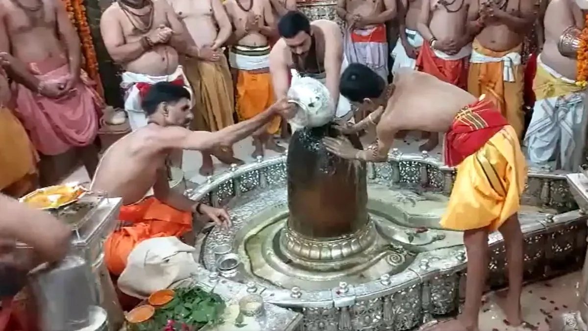 भक्तों ने बड़ी संख्या में भारत भर में शिव मंदिरों के लिए तृतीय सोमवार को सरान के तीसरे सोमवार को झुंड