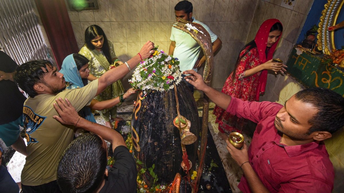 भक्तों ने सरान के दूसरे सोमवार को भारत भर के शिव मंदिरों