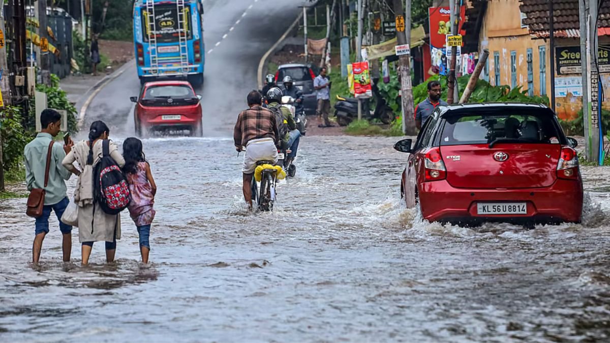 भारी बारिश लैश केरल, कर्नाटक; IMD कई जिलों के लिए नारंगी चेतावनी के मुद्दे | पूर्वानुमान की जाँच करें