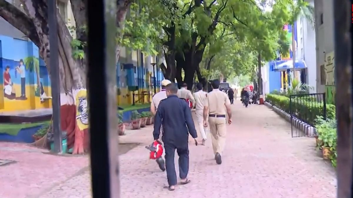 मुंबई स्कूल को दिल्ली और बेंगलुरु की घटनाओं के बाद बम का खतरा प्राप्त होता है; जांच करना