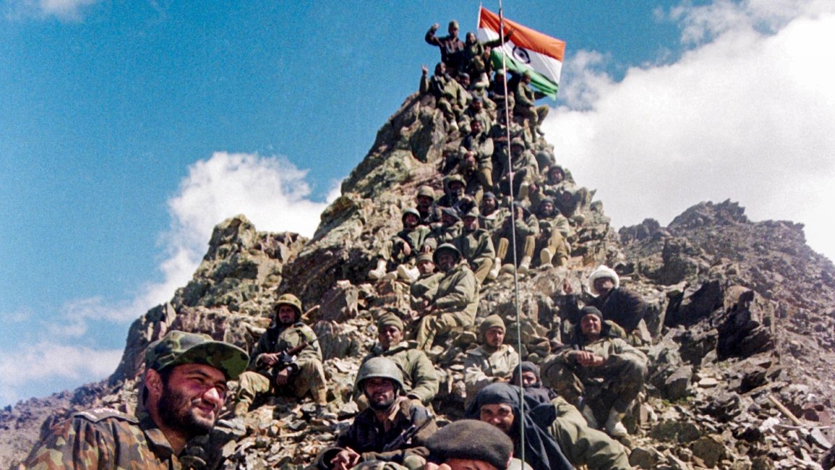 'सम्मानजनक बहादुरी, हमारे नायकों का बलिदान': राष्ट्रपति मुरमू, पीएम मोदी ने करगिल विजय दीवास पर श्रद्धांजलि दी