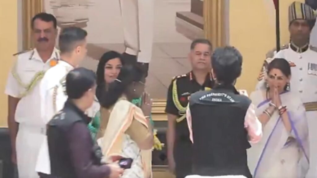 79 वें स्वतंत्रता दिवस पर राष्ट्रपति द्रौपदी मुरमू मेजबान 'होम' इवेंट में राष्ट्रपति भवन में होस्ट करते हैं वीडियो